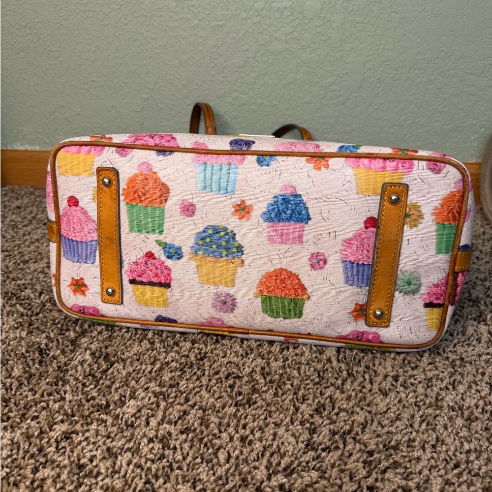🦆 Dooney & Bourke - Cupcake Print Leisure Shopper Tote Bag - White - Picture 4 of 9
